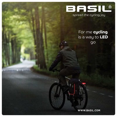 Basil Miles Nordlicht - fietsrugzak met LED-strip - 17 liter - zwart