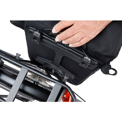 Basil Move fietsschoudertas MIK Studs - enkele fietstas -  15 liter - zwart