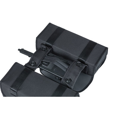 Basil Tour Waterproof - dubbele fietstas MIK - 28 liter - zwart