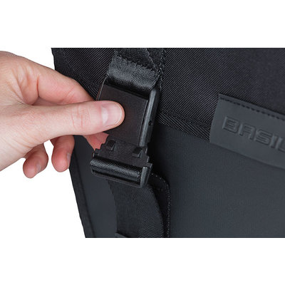 Basil Tour Waterproof Right - enkele fietstas - 14 liter - zwart